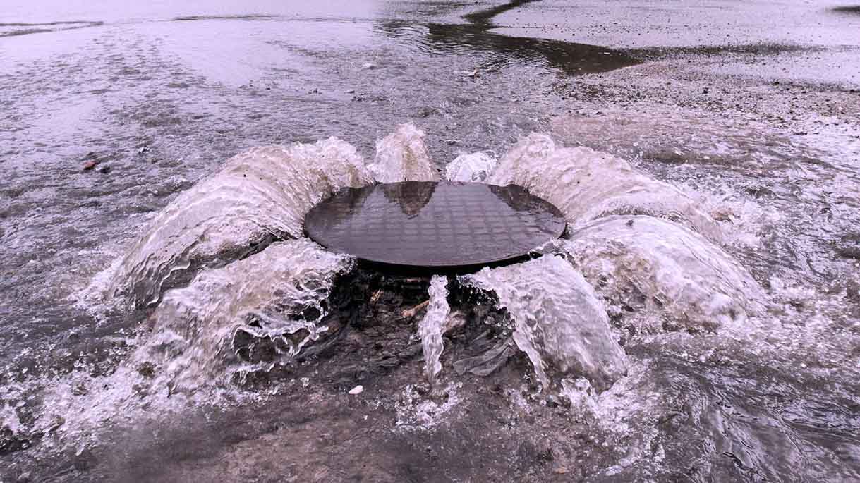 Afvalwater stroomt tijdens terugstuw uit het riool