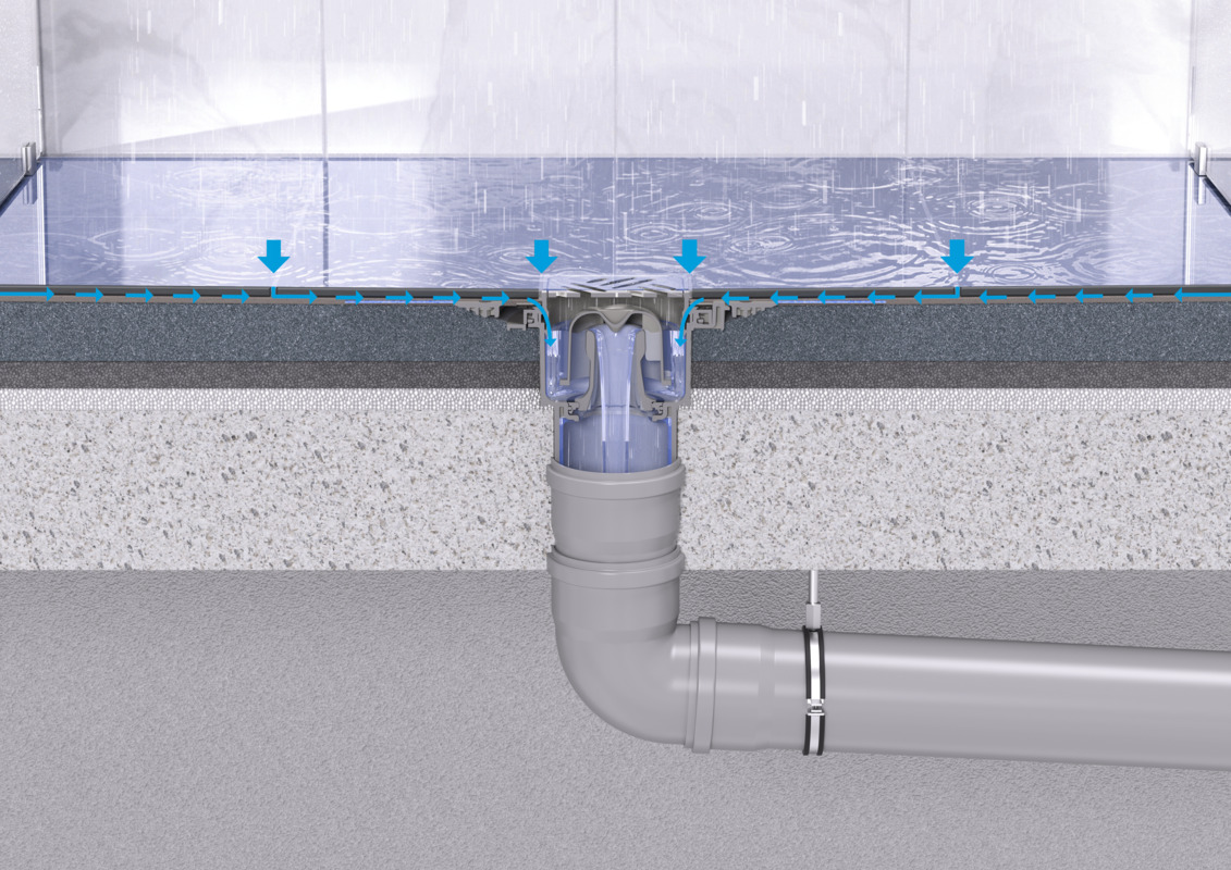 Water dat in een douche in de afvoer stroomt