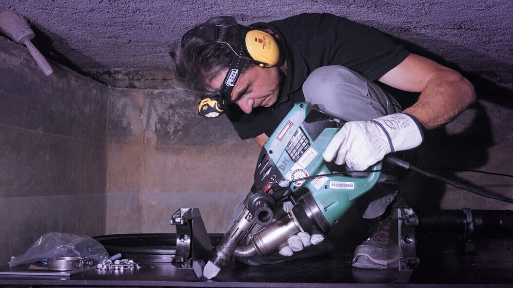 Installatie van een vetafscheider met ter plaatse gelaste verbindingen