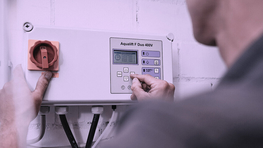 Bediening van een besturingskast