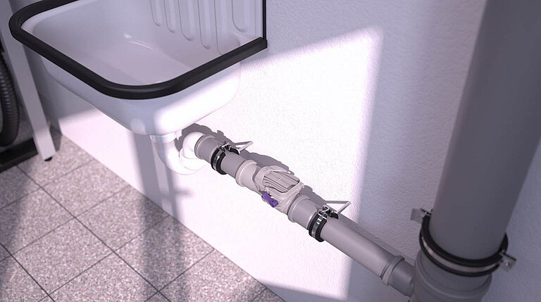 Terugstuwbeveiliging Staufix DN 50, geïnstalleerd in een vrijliggende afvalwaterleiding Terugstuwbeveiliging Staufix DN 50, geïnstalleerd in een vrijliggende afvalwaterleiding