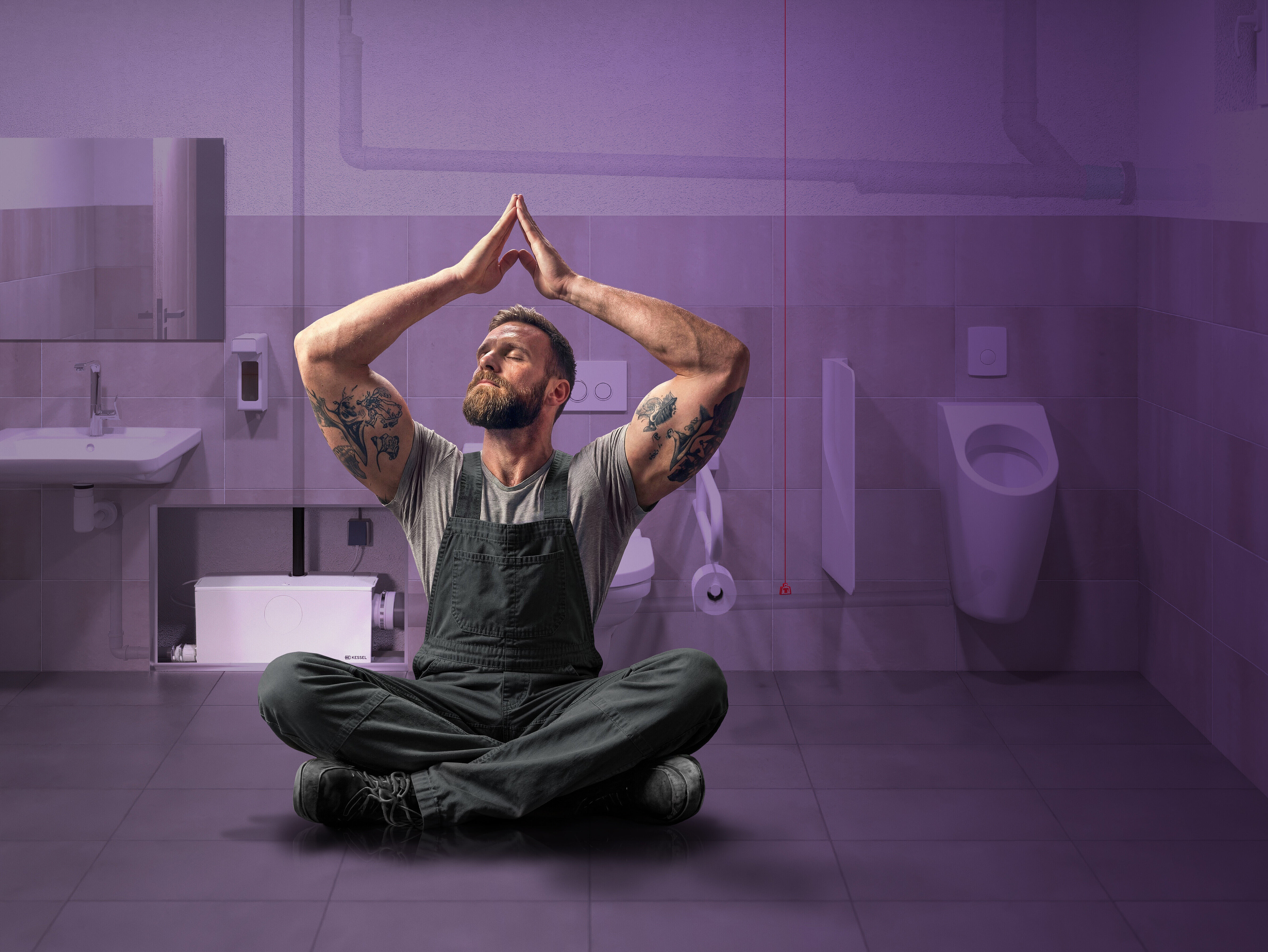 Een ontspannen vakman in een openbaar toilet, met een dubbele spoelinstallatie op de achtergrond.