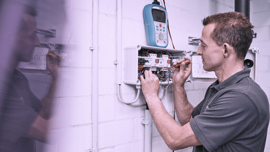 Een besturingskast installeren