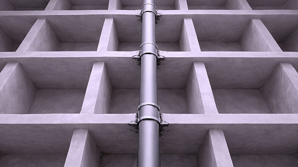 Weergave van een plafonddoorbraak Schematische weergave van een buis die door meerdere vloeren naar boven loopt.