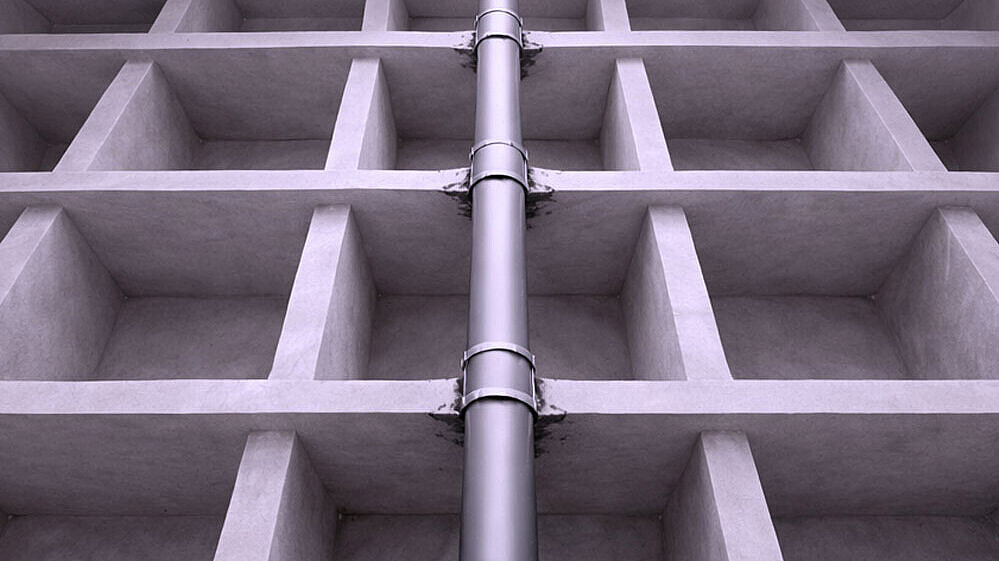 Weergave van een plafonddoorbraak Schematische weergave van een buis die door meerdere vloeren naar boven loopt.