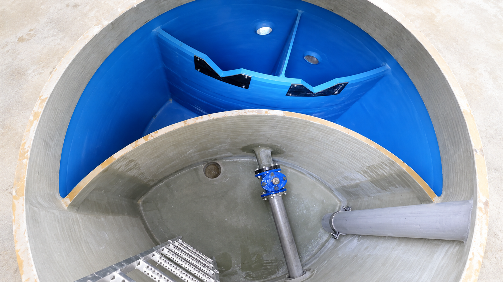 GFK-schacht met speciale geometrie Op maat vervaardigde GFK-schacht met een speciale geometrische indeling en binnenwand.